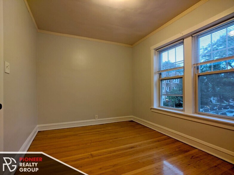 Building Photo - 2122 W Ainslie St