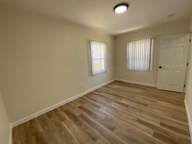 Building Photo - 1645 W Adams Blvd