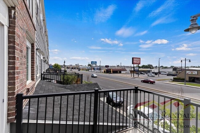 Building Photo - Townhome with Style and Space Close to Dow...