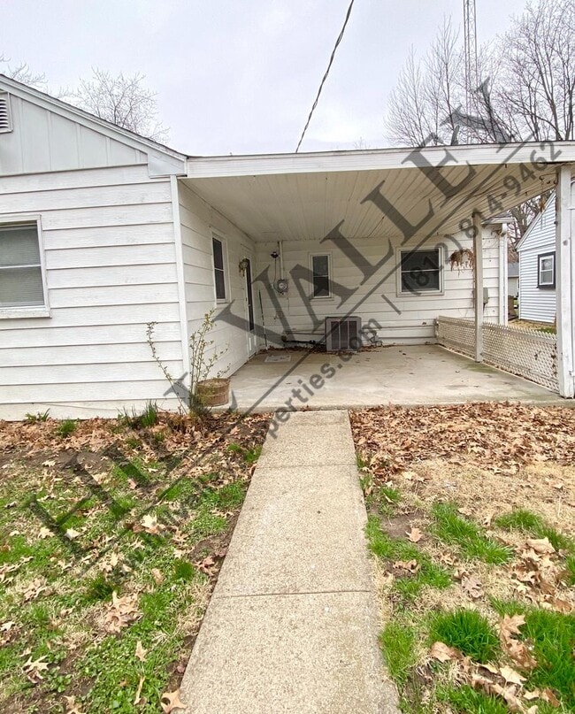 Building Photo - Two bedroom ranch - South