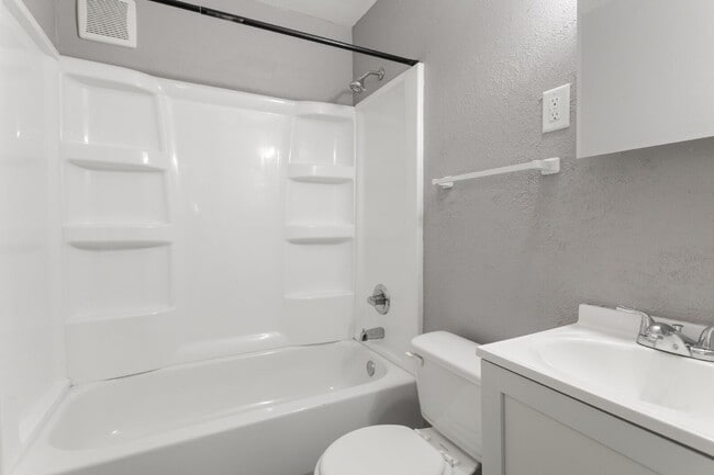 Building Photo - This updated 4-bedroom, 1-bath home is rea...