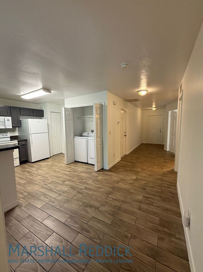 Building Photo - Beautiful wood tile floors! 3 Bed 2 Bath 1...