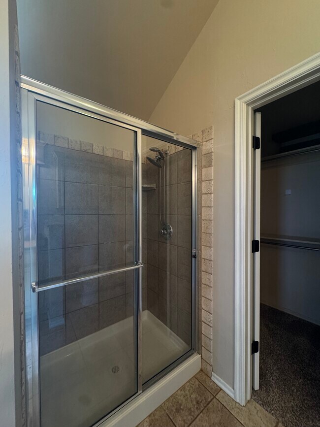 Building Photo - 3814 Kings Canyon Rd
