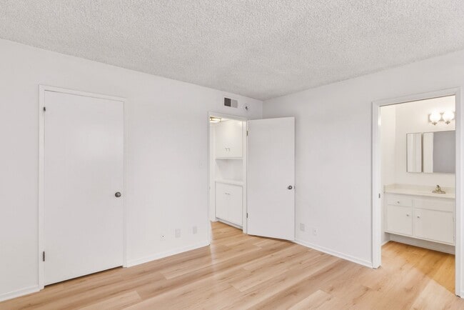 Building Photo - HUGE TOP FLOOR 2 BED 2 BATH IN PRIME SANTA MONICA! -FIREPLACE, BALCONY & GARAGE PARKING SPACE
