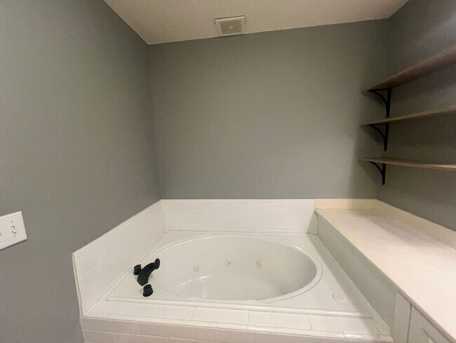 Building Photo - RENT SPECAIL*** $1495.Breezewood Condo, 2 Brd/2bath Screen Porch! LVP wood flooring, Center of Wi...