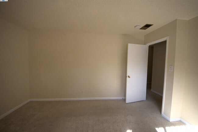 Building Photo - 1214 Sycamore Dr