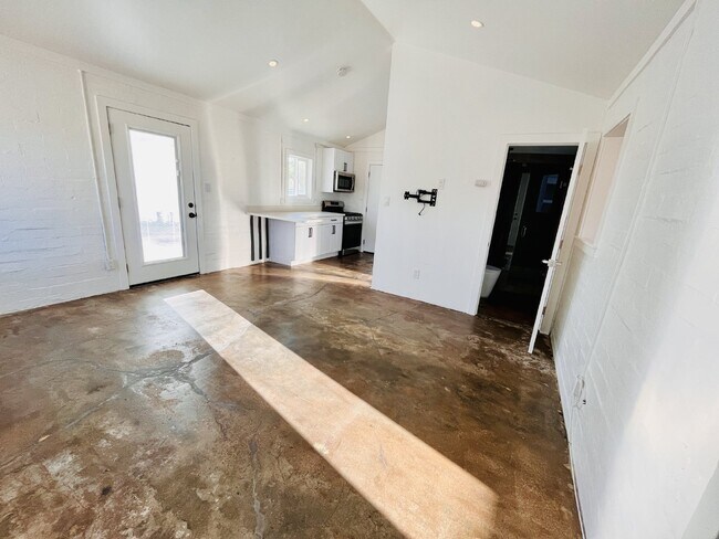 Building Photo - Adorable Studio Cabin near Joshua Tree Town Center