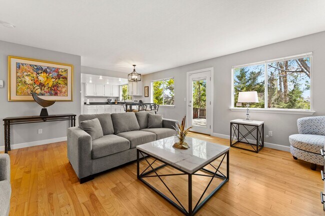 Building Photo - Fully Furnished Modern Home With Great Location