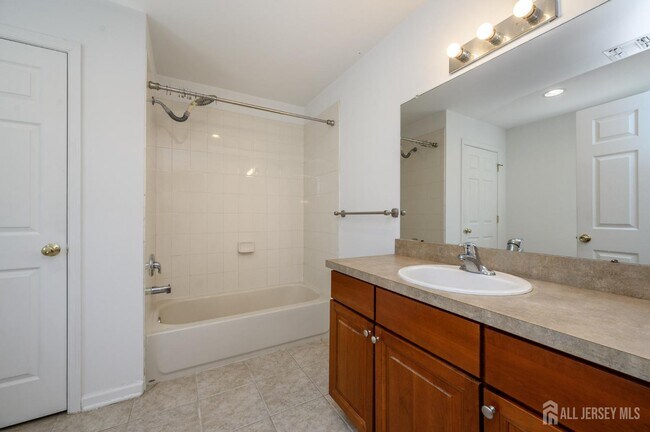 Building Photo - 303 Pinelli Dr