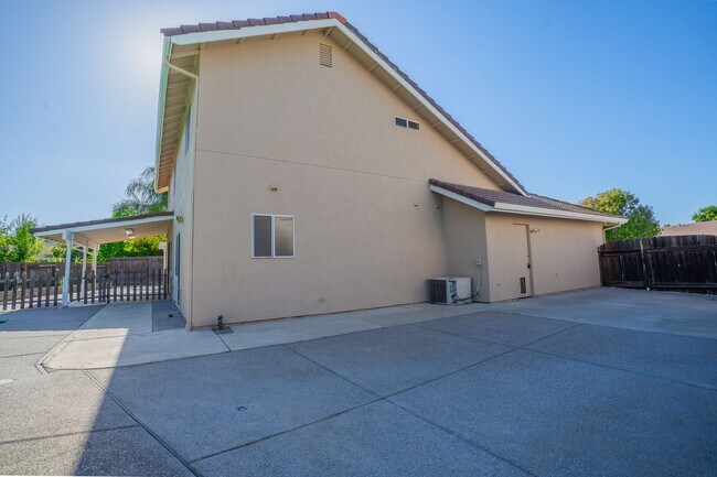Building Photo - BEAUTIFUL 4 BEDROOM HOME WITH SWIMMING POOL!