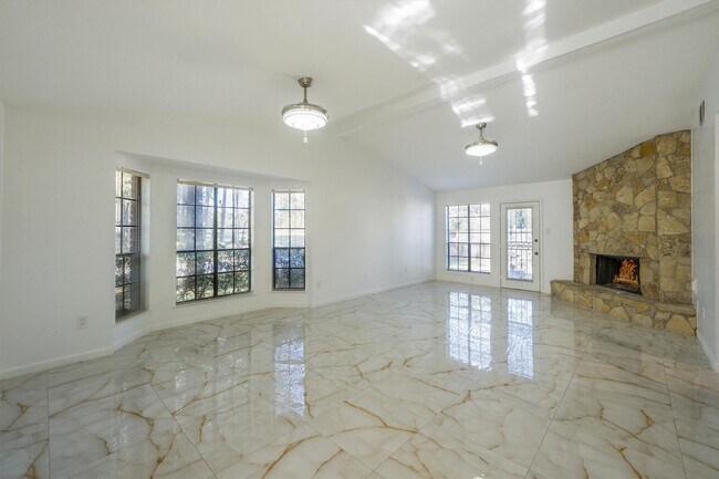 Building Photo - 3203 Golden Willow Dr