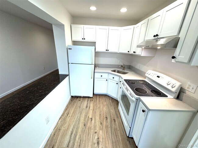 Building Photo - 315 Main St