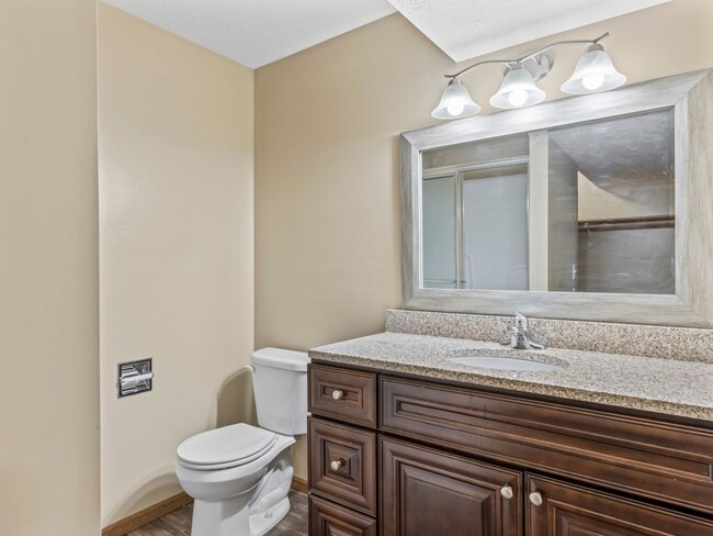 Building Photo - Beautiful Finishes in Newer Neighborhood
