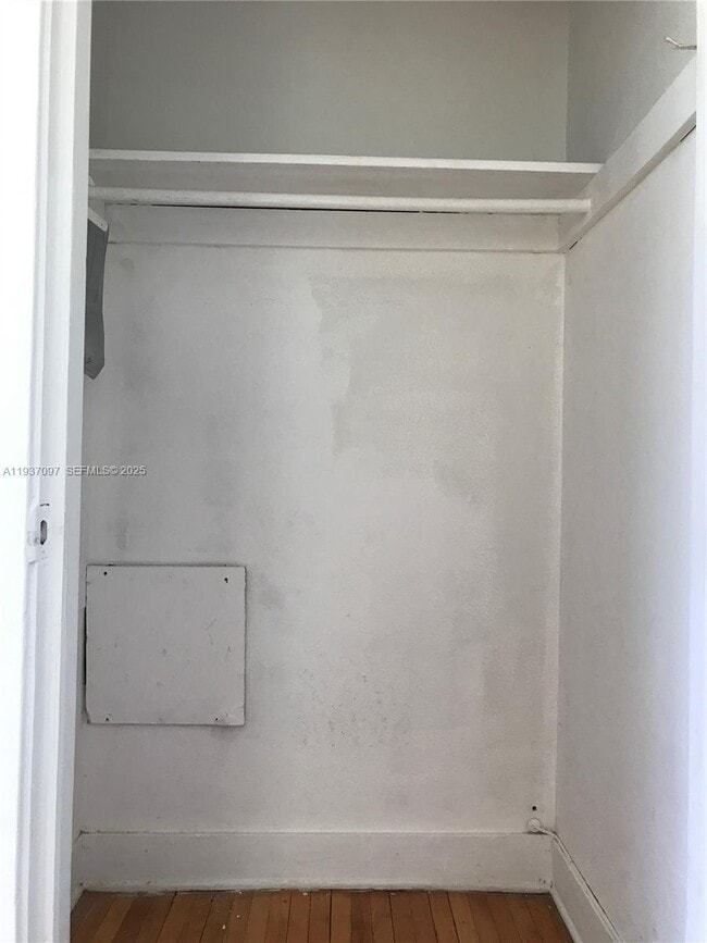 Building Photo - 700 W 51st St