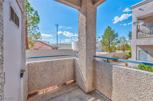 Building Photo - 2201 Ramsgate Dr