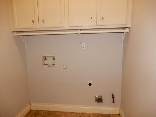 Building Photo - 13531 Russ Dr