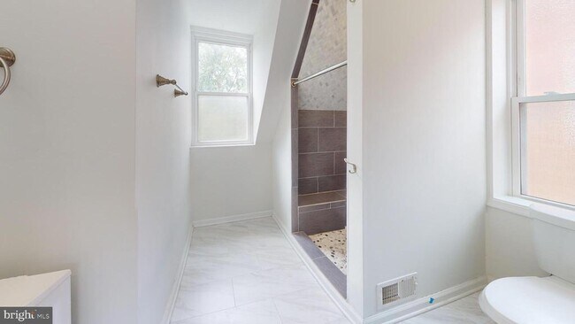 Building Photo - 452 Oakwood St SE