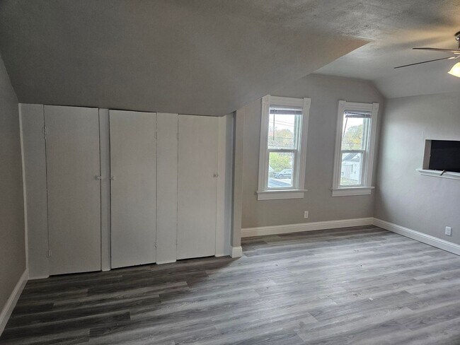 Building Photo - 424 E Fifth St