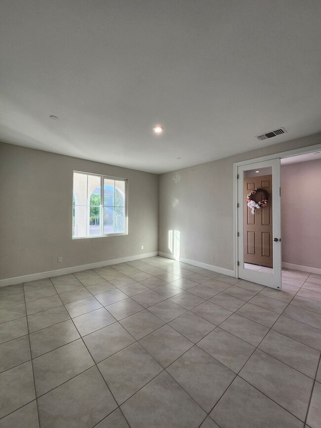 Building Photo - Beautiful Plumas Lake home on a large lot with SOLAR