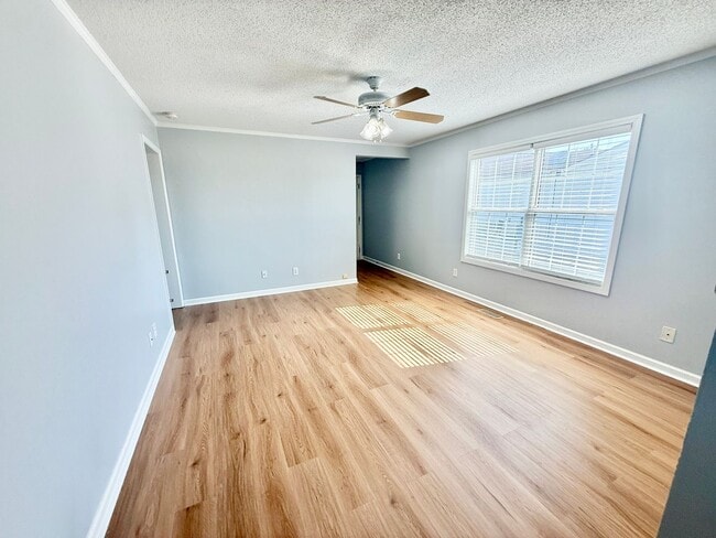 Building Photo - 3 Bed 2 Bath home with pool and lawncare included for $1825!!!