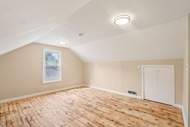 Building Photo - 446 Huntmere Dr