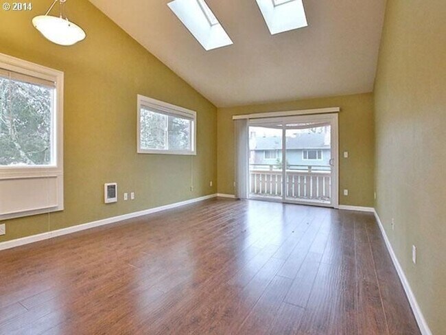 Building Photo - Light & Bright 2 Bed 1 Bath Condo!