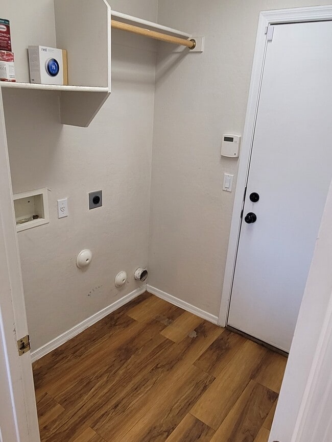 Building Photo - Great 3 bedroom 2.5 bath Two Story House f...
