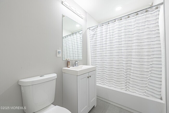 Building Photo - 472 Pinecroft Dr