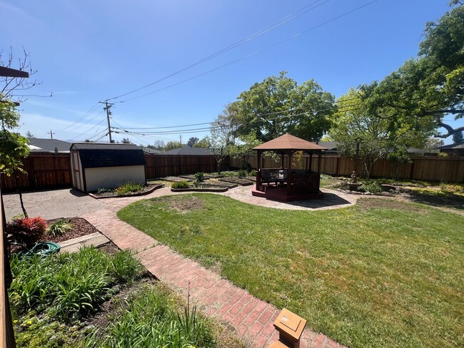 Building Photo - Beautifully Landscaped Home in Rincon Valley!