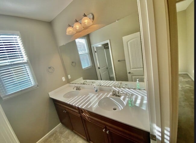 Building Photo - Beautiful and Sunny Home in Roseville Awaits! - Viewings by appointment only!