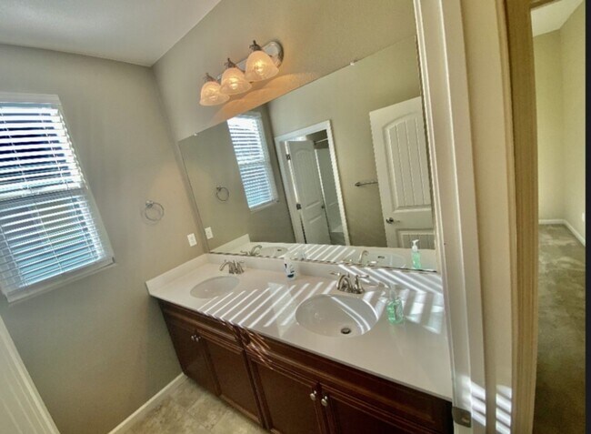 Building Photo - Beautiful and Sunny Home in Roseville Awaits!