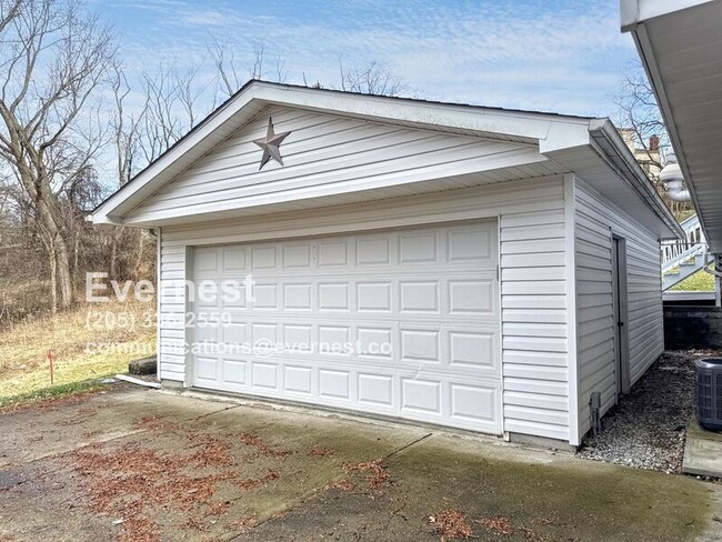 Building Photo - 2068 Robin Hood Dr