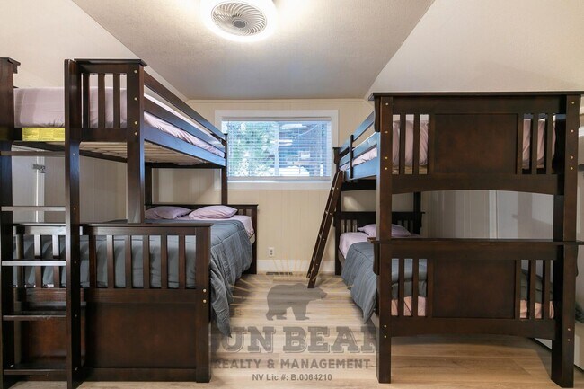 Building Photo - Bright Home in Incline!