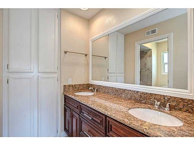 Building Photo - 3 Bedroom 2.5 Bath Home Near Lake Calavera!