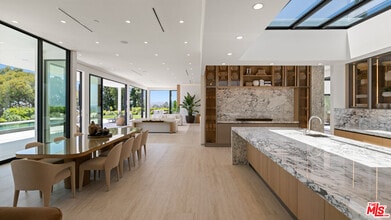 Building Photo - 365 Trousdale Pl