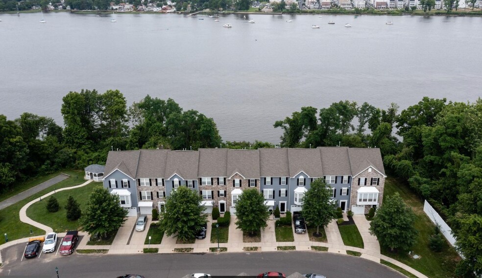 Building Photo - 20 River Ln