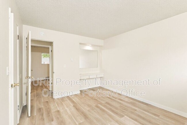 Building Photo - 2094 SE Pinelane St