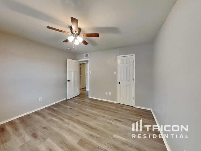 Building Photo - 828 W Embercrest Dr