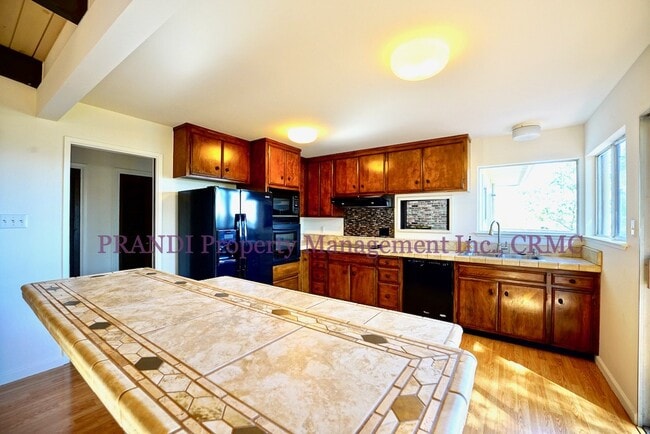 Building Photo - "Charming 3-Bedroom Sanctuary in San Rafael – Spacious 2,250 Sq Ft Home with 2 Full Baths!"