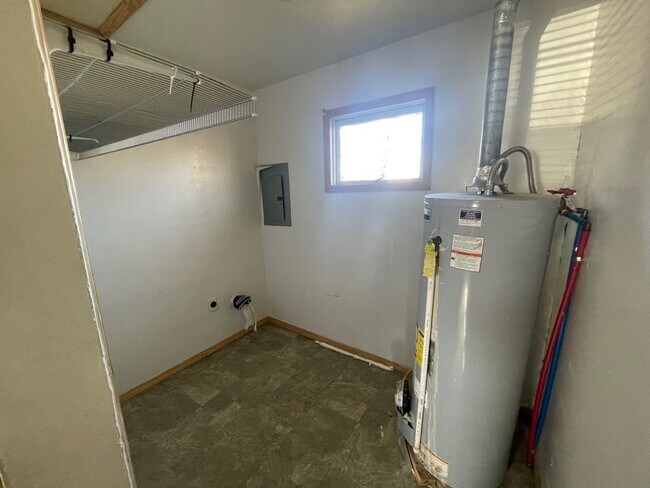 Building Photo - 2 Bedroom House