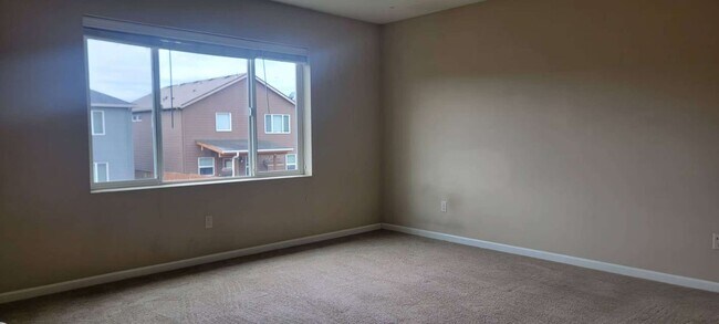 Building Photo - 4 bedroom with one large bonus room