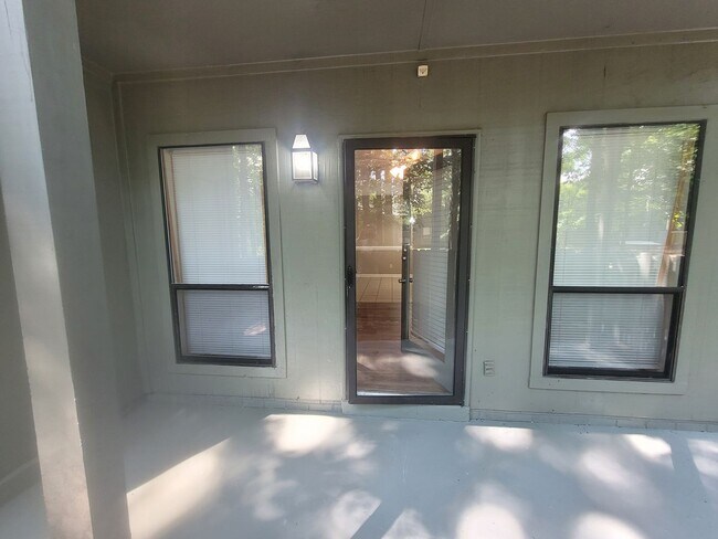 Building Photo - 2 bedroom Ground Floor!