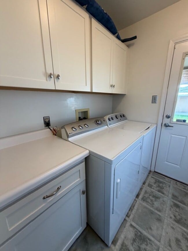 Building Photo - Charming 3-Bedroom Home on a Corner Lot