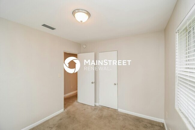 Building Photo - 3 Bedroom Pet-Friendly Home in Jacksonville, FL with Main Street Renewal