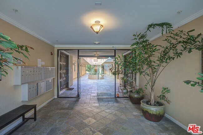 Building Photo - 1444 S Point View St