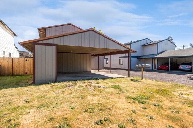 Building Photo - Beautiful 4 Bed, 2 Bath Townhouse with Lots of Closet Space and Laundry In Unit!
