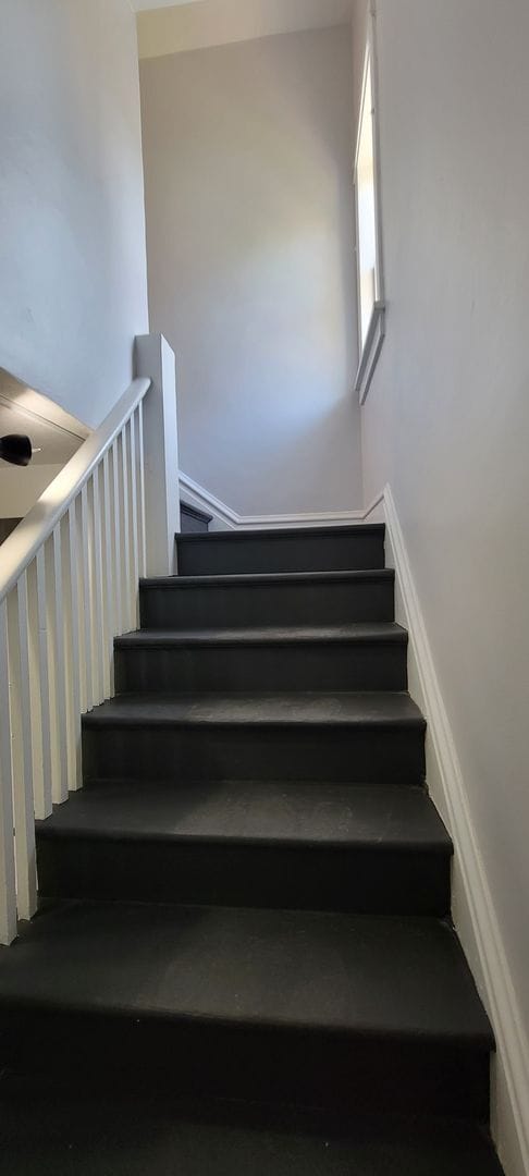 Building Photo - AVAILABLE JUNE 1ST - 2 Bed/ 1 Bath w/ Great Yard!