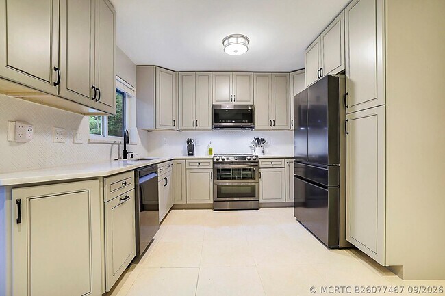 Building Photo - 1701 SW 32nd Ct