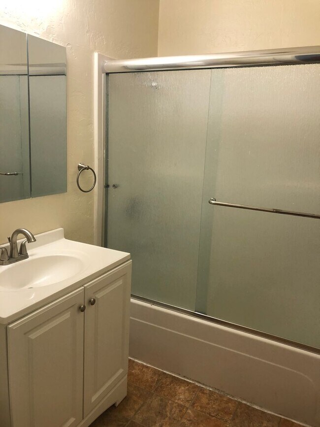 Building Photo - Comfortable 3 bedroom 1 bath