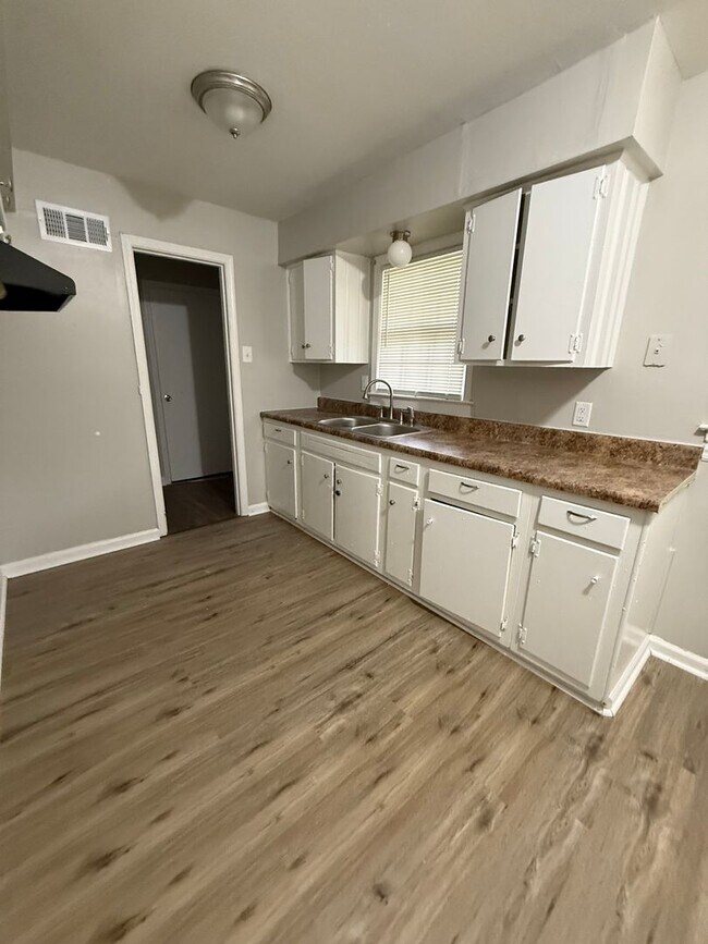 Building Photo - Charming 4 bedroom 2 bath home in Oakhaven
